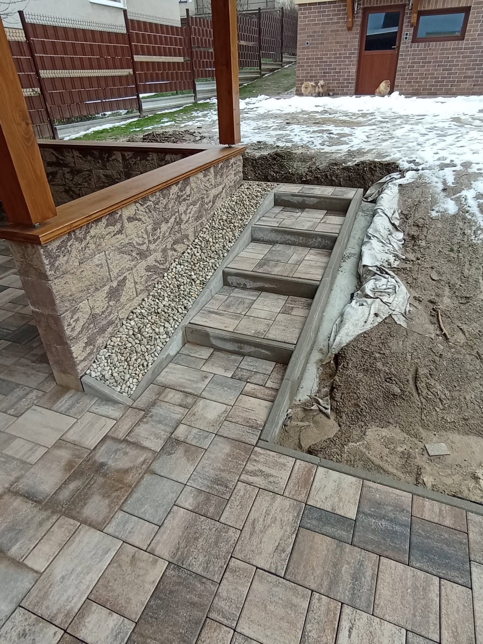 Betónovanie základovej dosky na stavbe domu